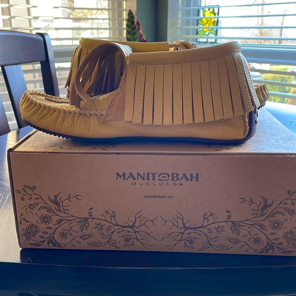 Manitoba Mukluk Mid Gatherer in tan leather with beading, size 10 women. - Picture 2 of 14